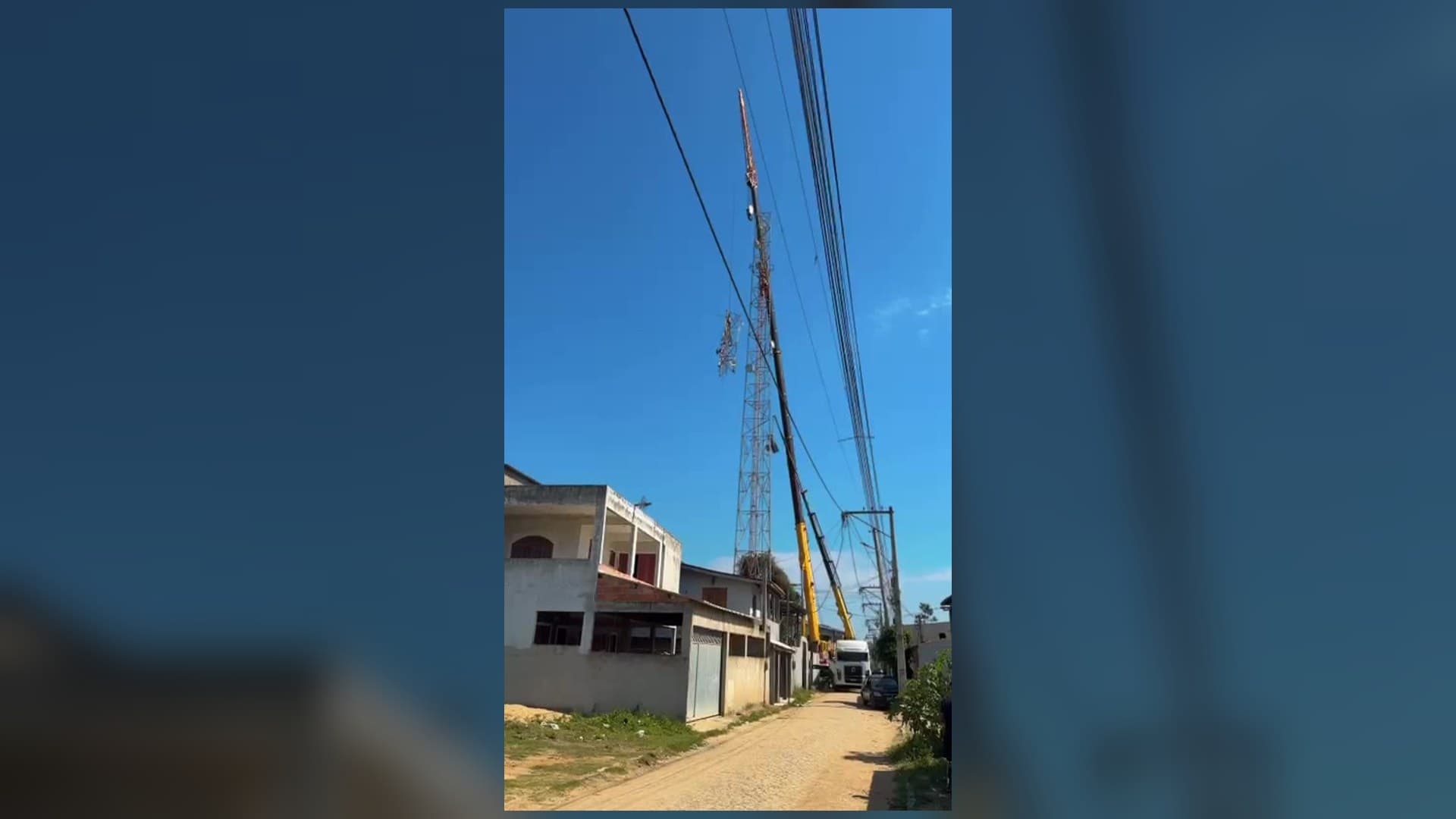 Estrutura de torre vista de baixo durante inspeção técnica